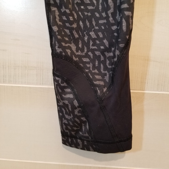 {8} Lululemon Run Inspire Block It Pocket Net Pop Black Gray Cropped Leggings - Picture 9 of 11